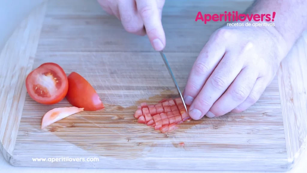 Cortar y picar el tomate en dados