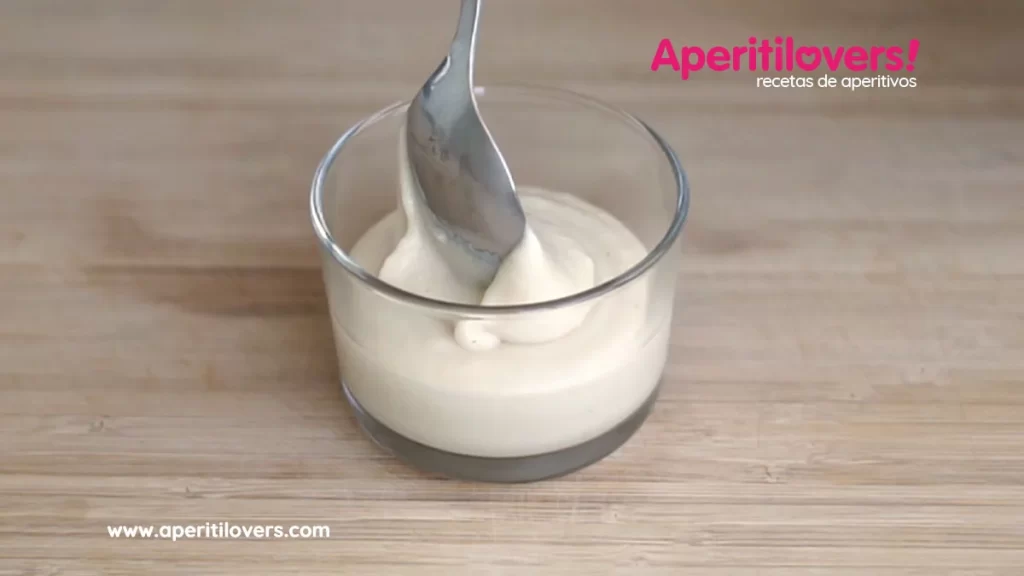 Poner crema de alubias en vasito